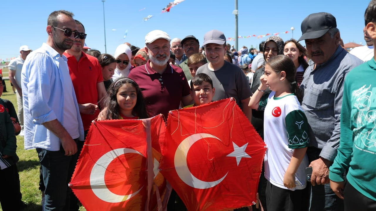 KOCASİNAN BELEDİYESİ TARAFINDAN ÇOCUKLARIN KARNE SEVİNCİNİ PAYLAŞMAK AMACIYLA DÜZENLENEN ‘KARNENİ...