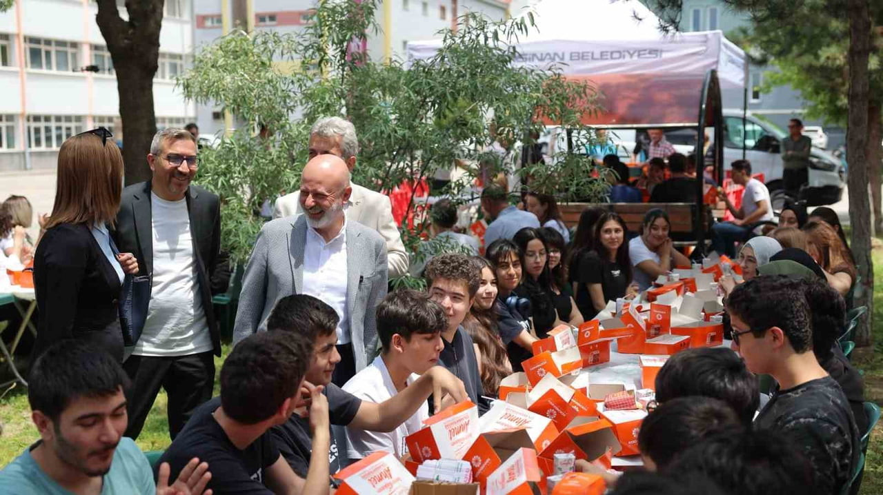 KOCASİNAN BELEDİYESİ TARAFINDAN GENÇLERLE GÜÇLÜ İLETİŞİM KURMAK VE ONLARIN EĞİTİM HAYATLARINA...
