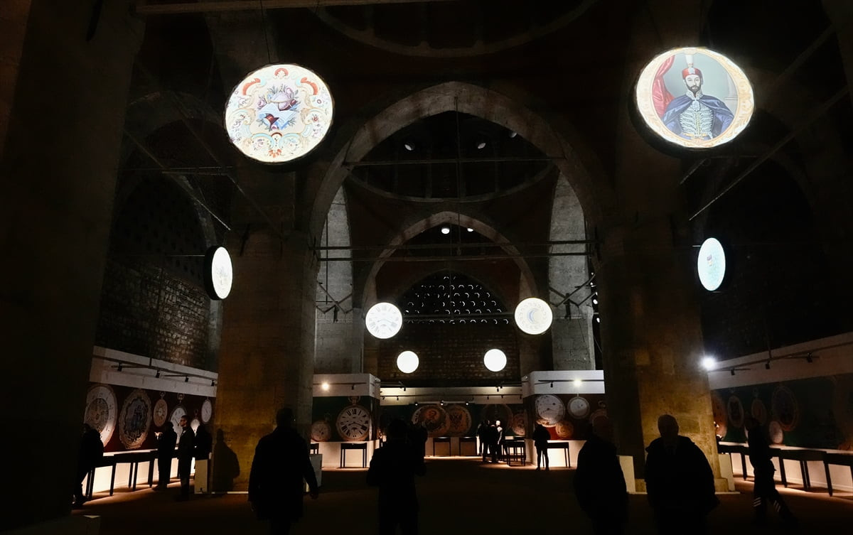 Koleksiyoner Mehmet Çebi'nin derlediği, 16. yüzyıldan 20. yüzyılın başlarına uzanan nadir cep...