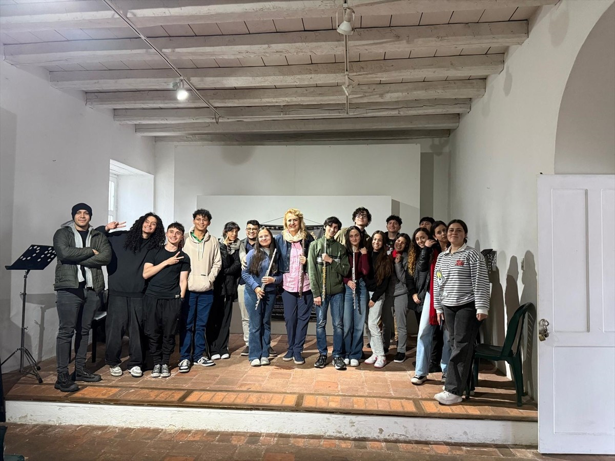 Kolombiya'da bir üniversite tarafından düzenlenen Uluslararası Flüt Seminerine Türkiye'yi temsilen...