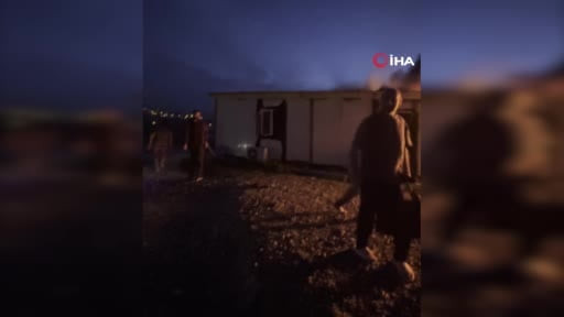 Konteyner yatakhanede başlayan yangında alevlerin sıçradığı 8 araç demir yığını haline...