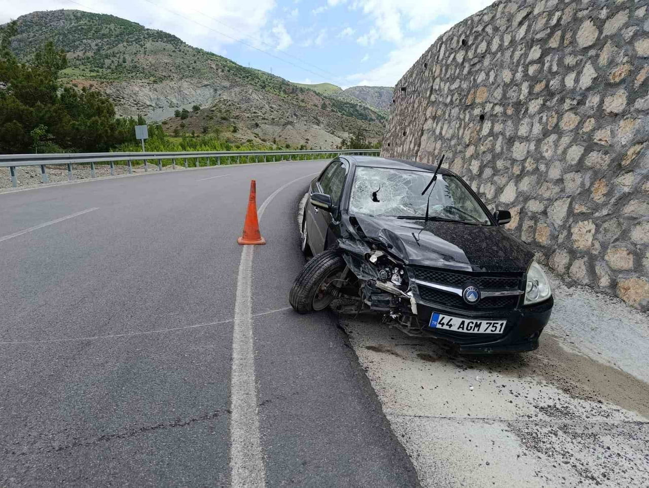 KONTROLDEN ÇIKAN ARAÇ BARİYERLERE ÇARPTI: 1 YARALI