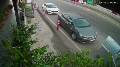Kontrolden çıkan kamyon, park halindeki araçları böyle biçti