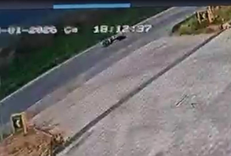 KONTROLDEN ÇIKAN MOTOSİKLET DEVRİLDİ, SÜRÜCÜSÜ YARALANDI