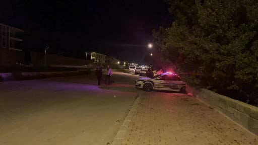 Kontrolden çıkan motosiklet, park halindeki kamyonun altına girdi: 1 ölü