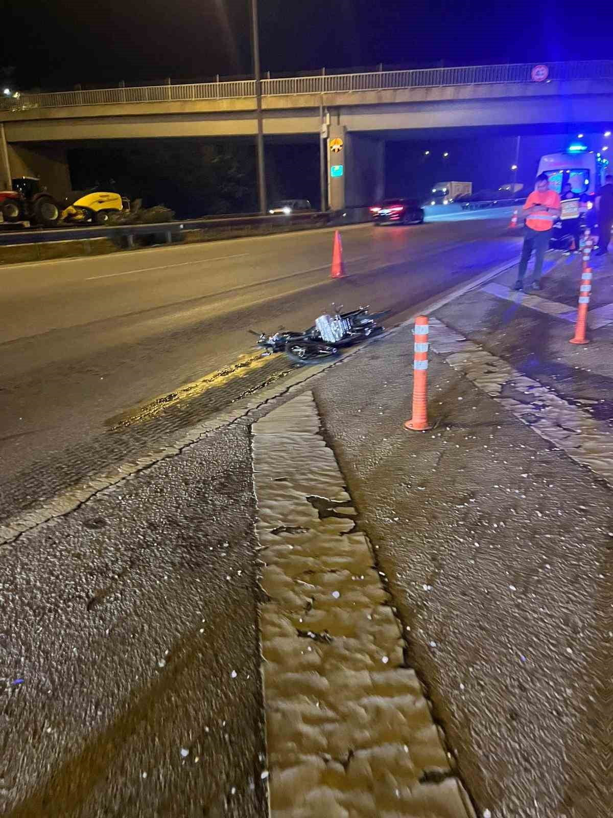 KONTROLDEN ÇIKAN MOTOSİKLET TIRIN ALTINA GİRDİ, SÜRÜCÜSÜ HAYATINI KAYBETTİ