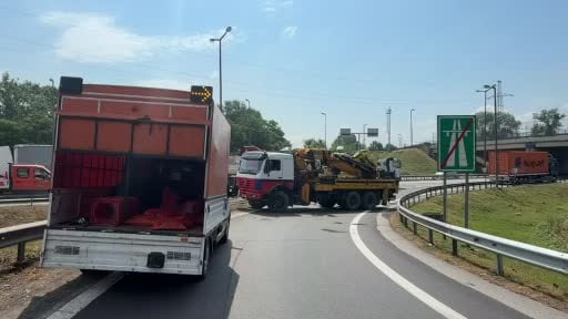 Kontrolden çıkarak devrilen tır, ulaşımın aksamasına sebep oldu
