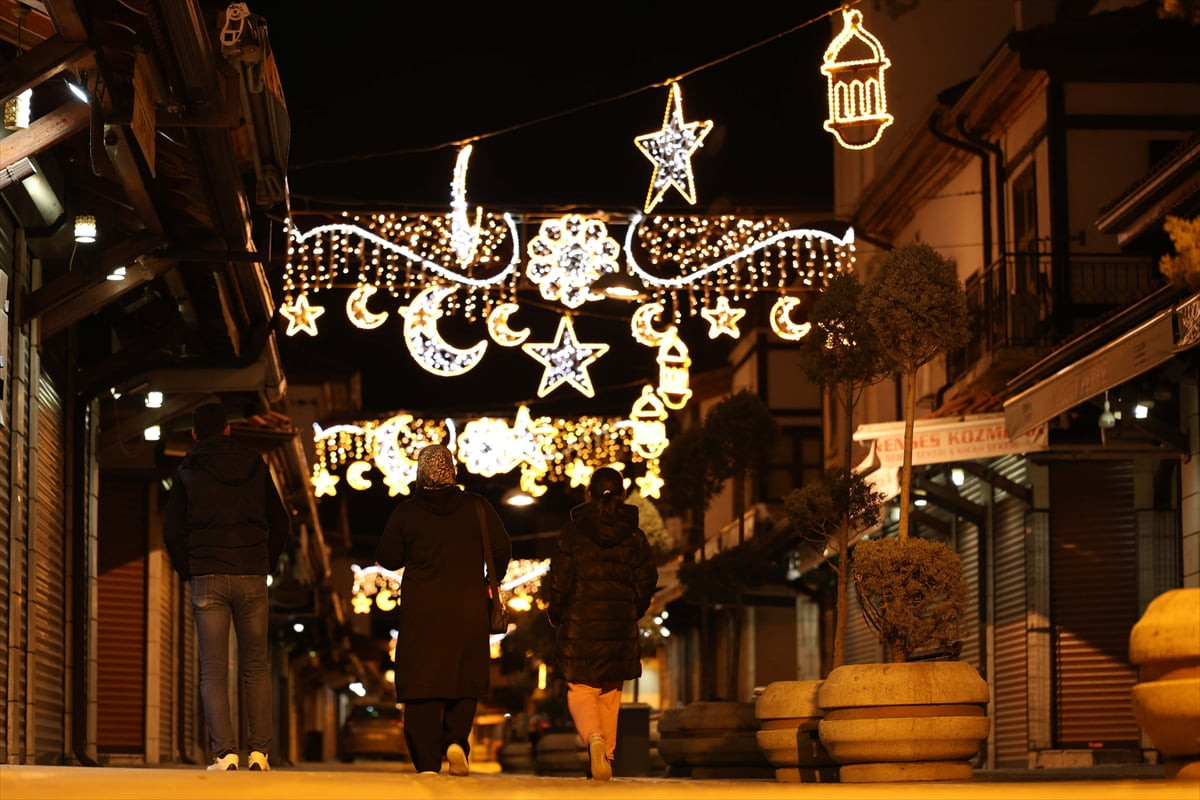 Konya Büyükşehir Belediyesi, ramazan nedeniyle kent merkezinde bulunan tarihi mekanlar ile işlek...
