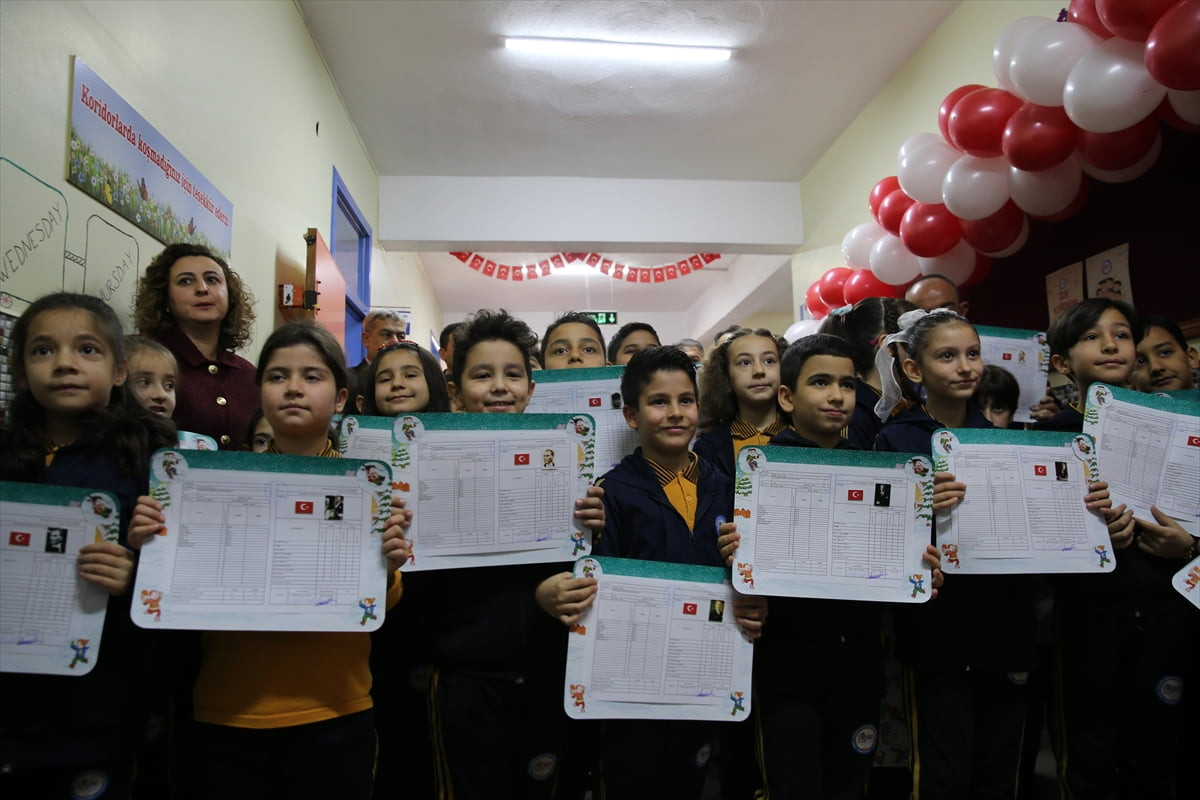 Konya, Karaman, Aksaray ve Afyonkarahisar'da, öğrenciler karnelerini aldı. Konya'da, Meram Mehmet...