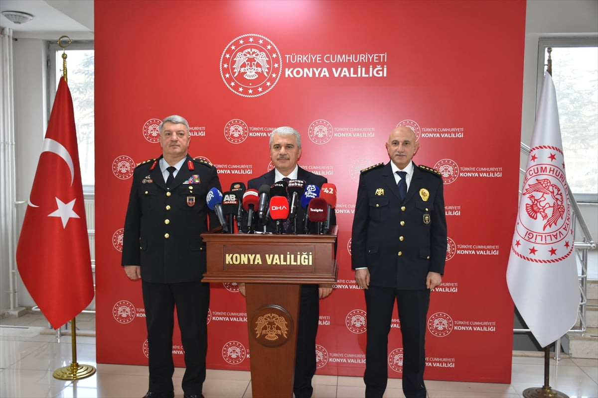 Konya Valisi İbrahim Akın (ortada), "Genişletilmiş Asayiş ve Güvenlik Toplantısı"nın ardından İl...