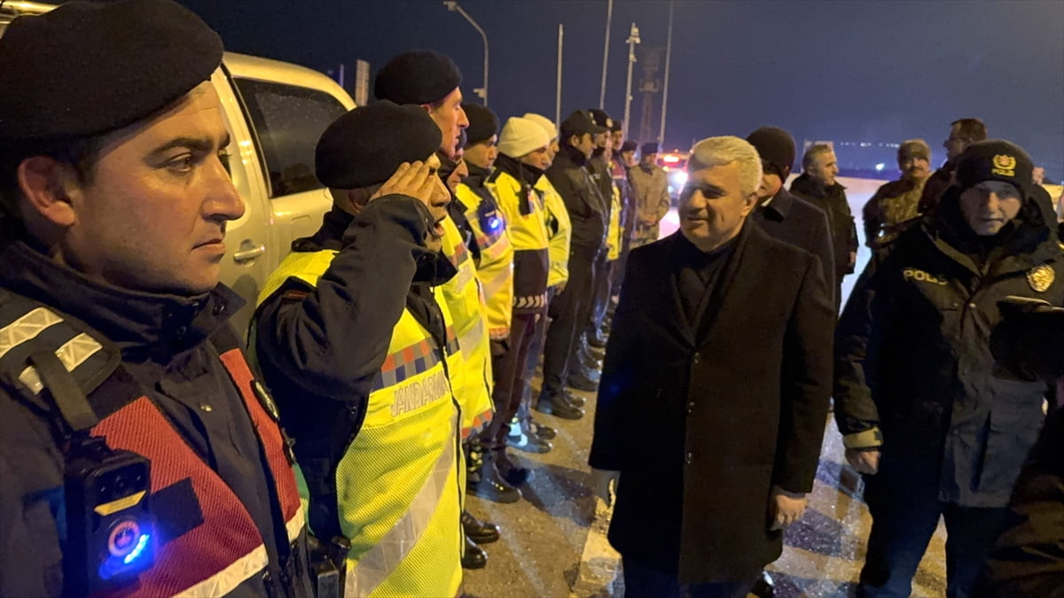 Konya Valisi İbrahim Akın, yılbaşında görevi başındaki polis ve jandarma ekiplerini ziyaret etti....