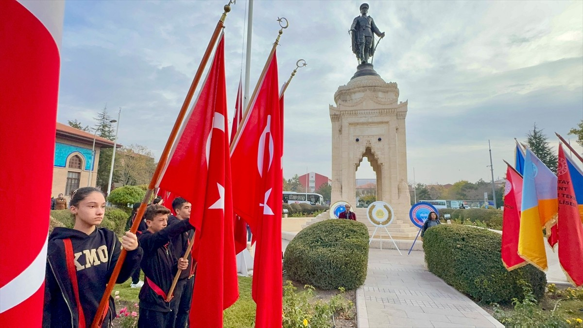Konya'da 24 Kasım Öğretmenler Günü dolayısıyla Atatürk Anıtı'nda tören düzenlendi.