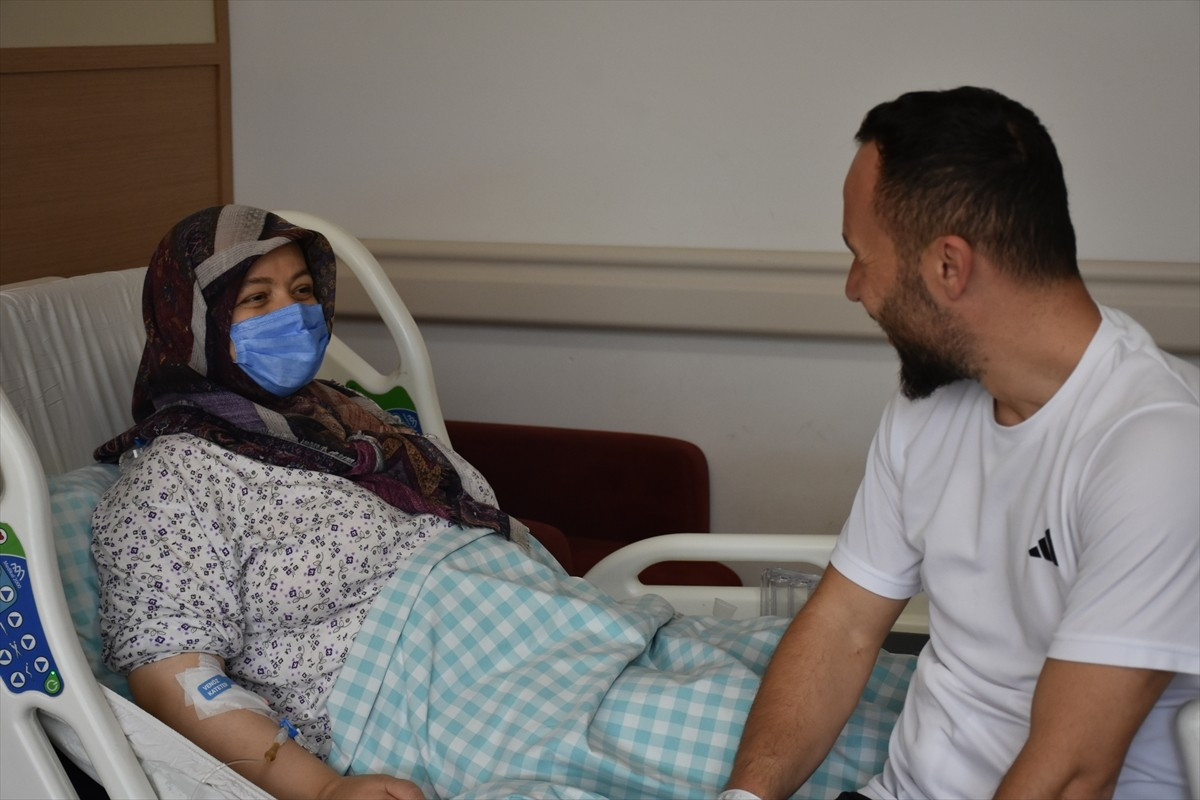 Konya'da 40 yaşındaki Tuğba Manav, hastalığın son evresinde kardeşinden yapılan nakille 16 yıldır...