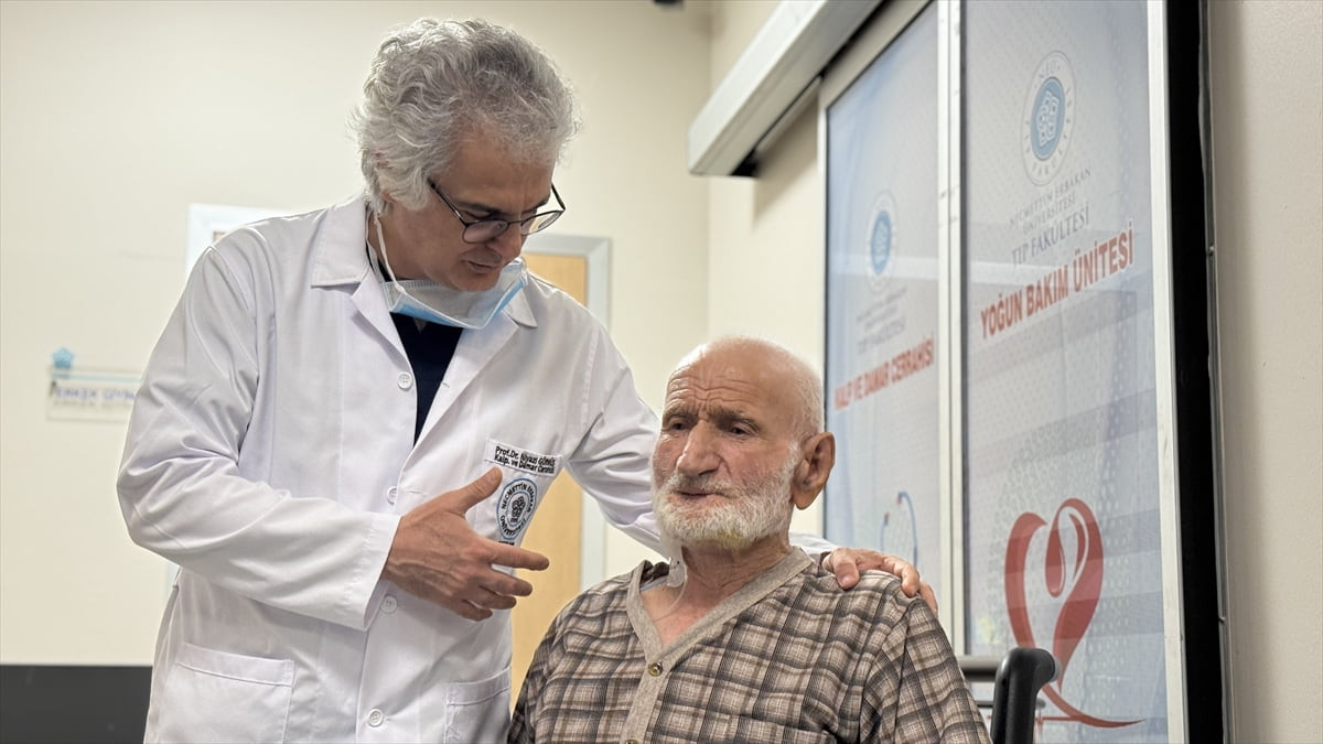 Konya'da 82 yaşındaki hastanın akciğerinden gelen temizlenmiş kanın sol karıncığa geçişini...