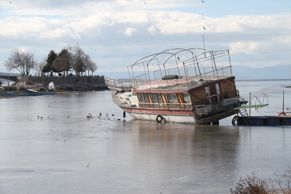 Konya'da Beyşehir Gölü'nün kıyıya yakın yüzeyi buzla kaplandı. Gece hava sıcaklığının sıfırın...