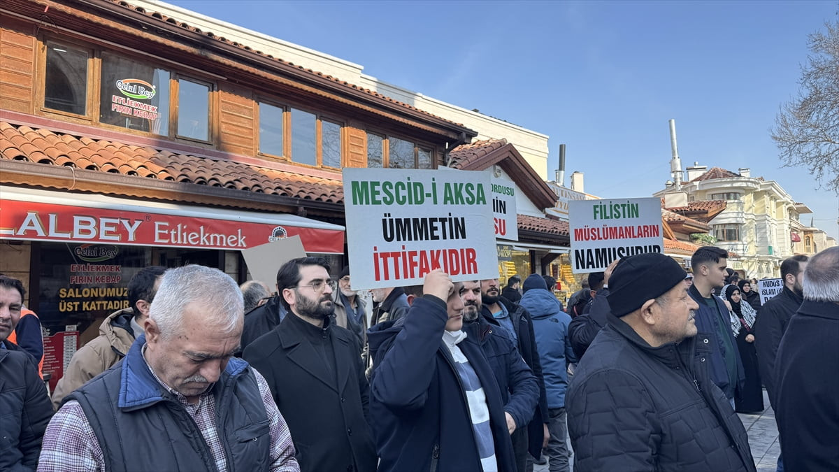 Konya'da bir grup, Aziziye Camisi önünde cuma namazı çıkışında Kudüs ve Gazze'ye destek için bir...