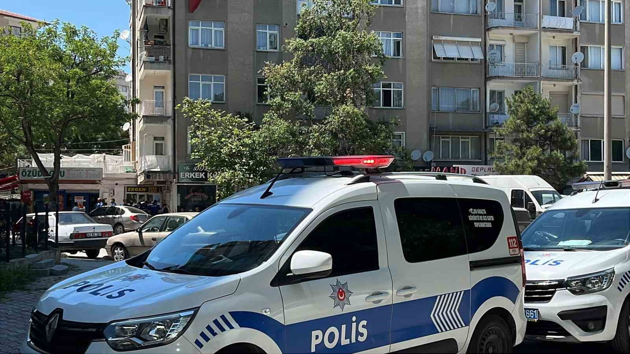 KONYA'DA BİR KİŞİ TARTIŞTIĞI APARTMAN YÖNETİCİSİNİ BIÇAKLAYARAK YARALADI.