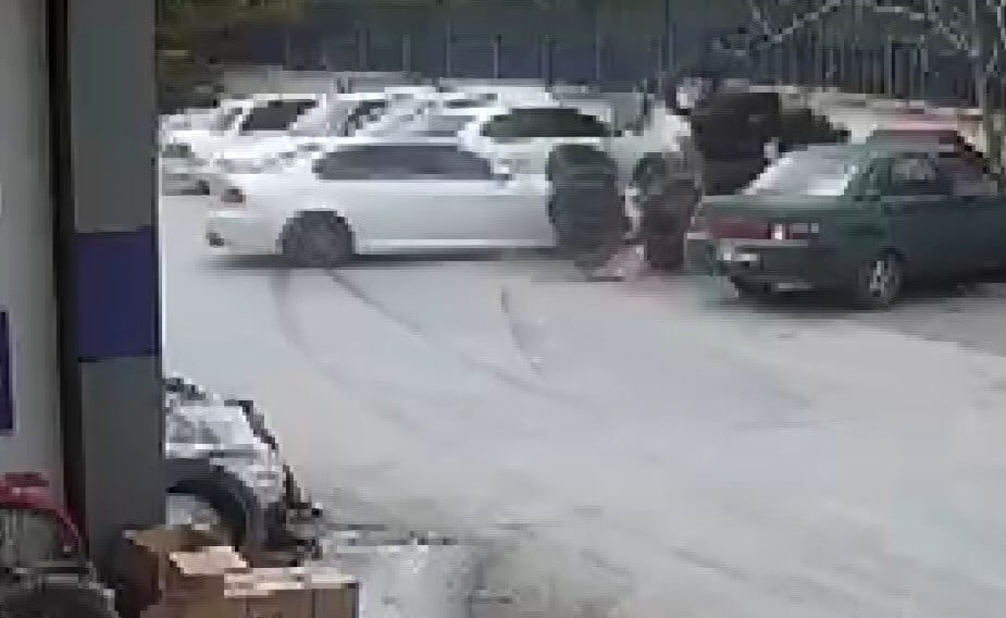 KONYA'DA DRİFT ATARKEN KONTROLDEN ÇIKAN OTOMOBİL KAZA YAPTI. SANAYİ SİTESİNDEKİ SOKAKTA MEYDANA...