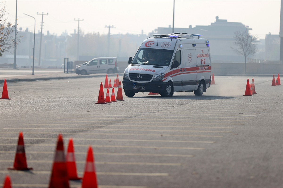 Konya'da düzenlenen ambulans rallisinde, 112 Acil Sağlık ekipleri temsili olarak yaralılara en...