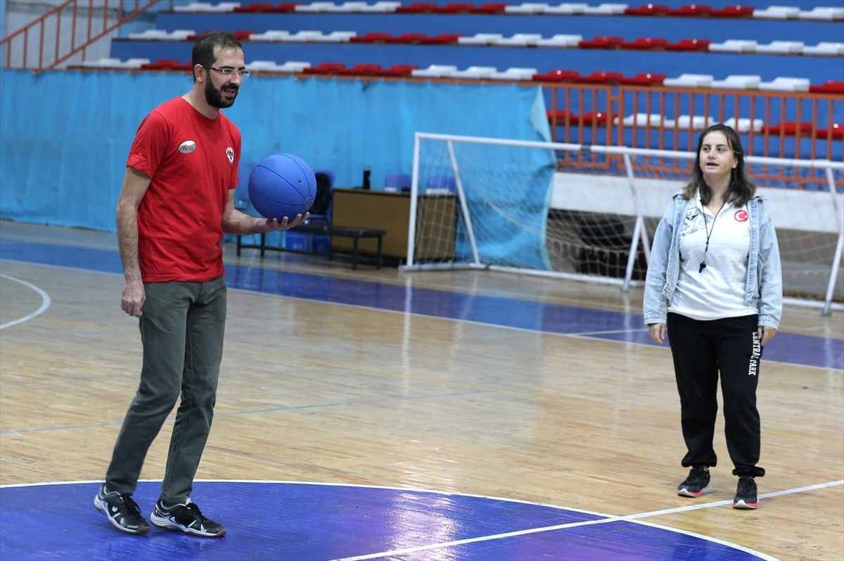 Konya'da görme engelli eşi kurduğu spor kulübüne antrenör bulamayınca gittiği kursla belgesini...