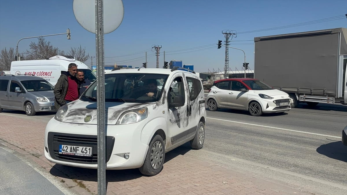 Konya'da hafif ticari araca çarpan motosikletin sürücüsü hayatını kaybetti.