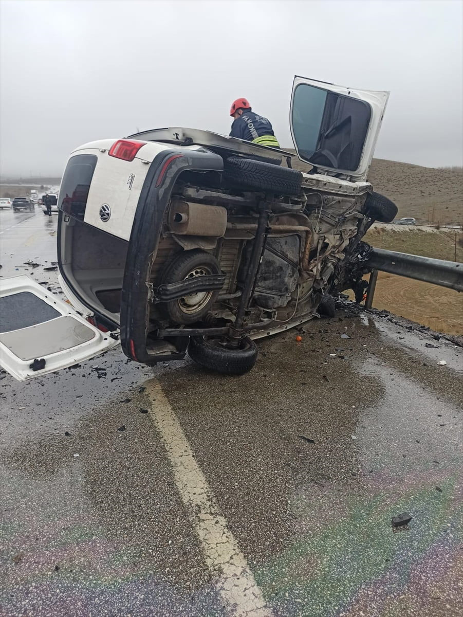 Konya'da hafif ticari araçla otomobilin çarpıştığı kazada 2 kişi öldü, 4 kişi yaralandı.