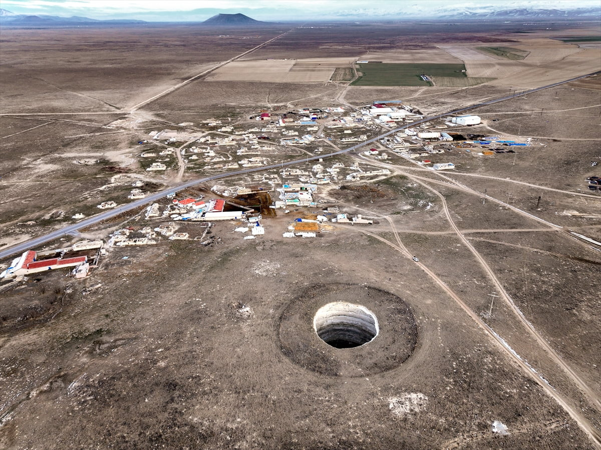 Konya'da iklim değişikliği ve yer altı sularındaki azalmaya bağlı olarak artış gösteren obruk...