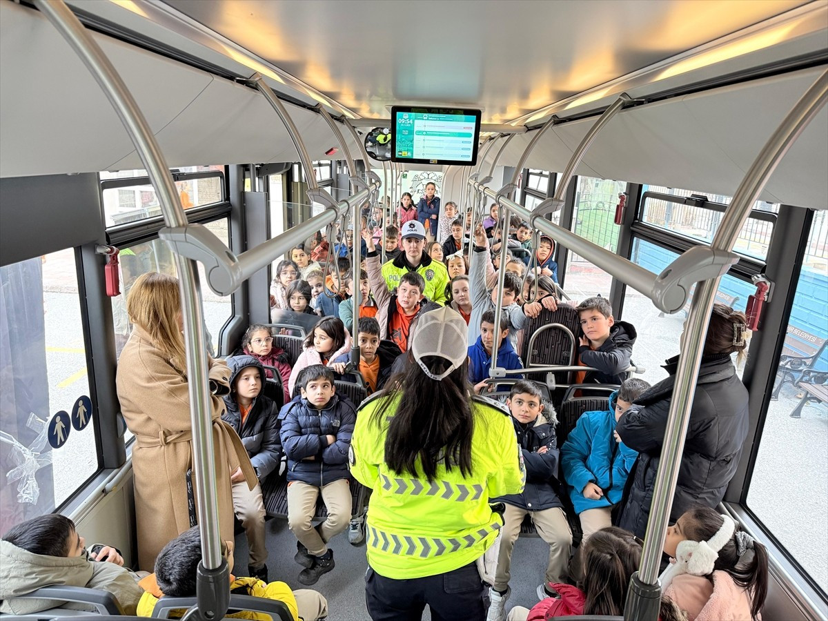 Konya'da ilkokul 3. ve 4. sınıflara yönelik toplum ulaşım bilinci kazandırılması amacıyla "Nezaket...