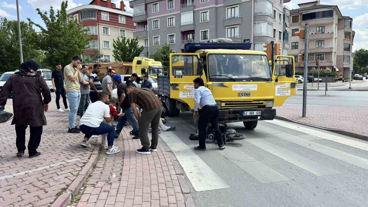 KONYA'DA KAMYONETİN ÇARPTIĞI ELEKTRİKLİ BİSİKLET ARACIN ALTINDA KALARAK SÜRÜKLENDİ. KAZADA 3'Ü...