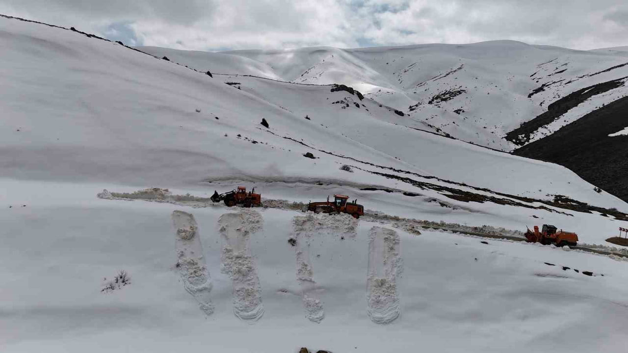 KONYA'DA KAR NEDENİYLE YAKLAŞIK 4 AYDIR KAPALI BULUNAN HADİM-ALANYA YOLU KARAYOLLARI EKİPLERİNCE...