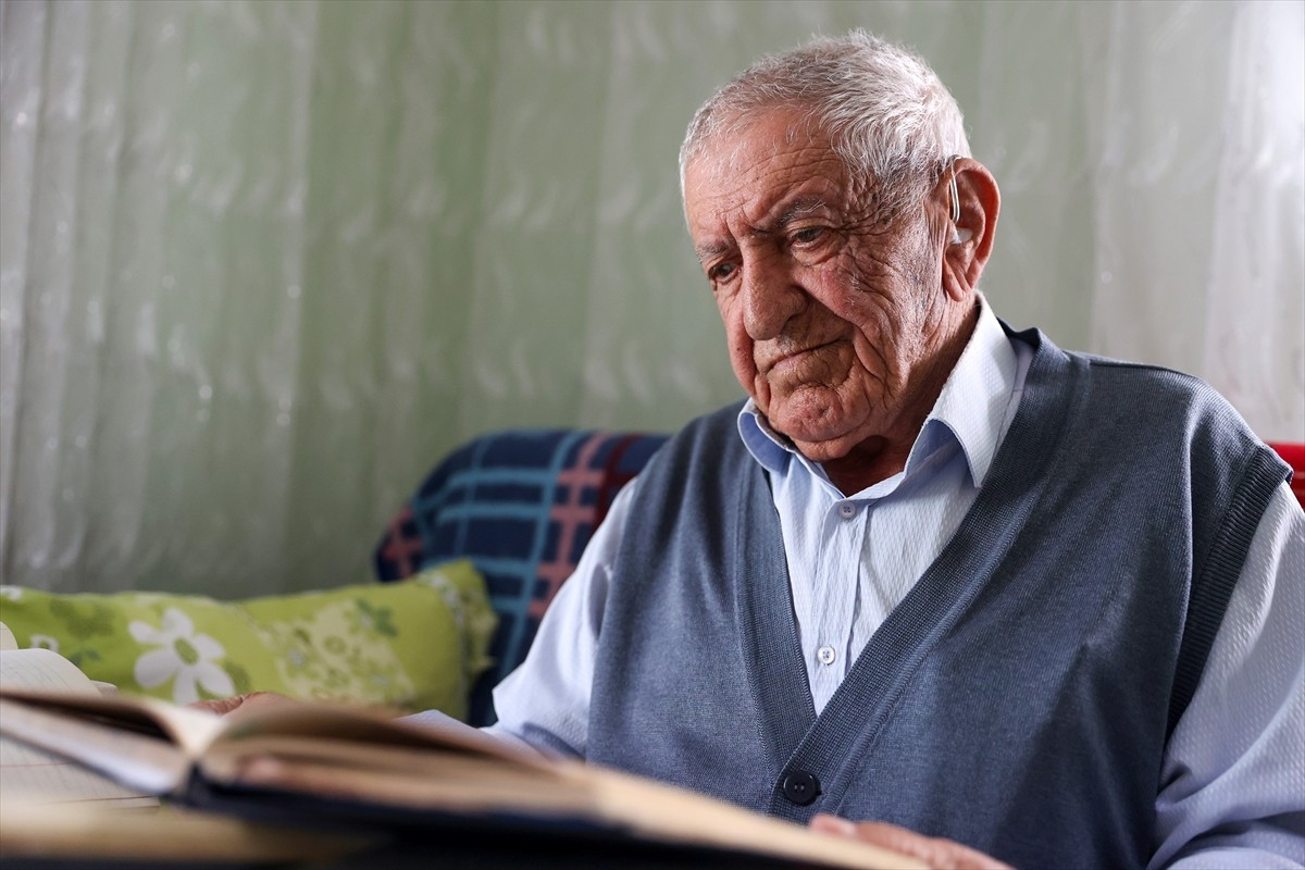Konya'da kendi çabalarıyla öğrendiği okuma yazmasıyla 74 yılda 4 binden fazla şiir yazan 89...