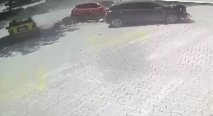 KONYA'DA KONTROLDEN ÇIKAN TİCARİ TAKSİNİN ÇARPMASI SONUCU KALDIRIMDA YÜRÜYEN ANNE VE KIZIN...