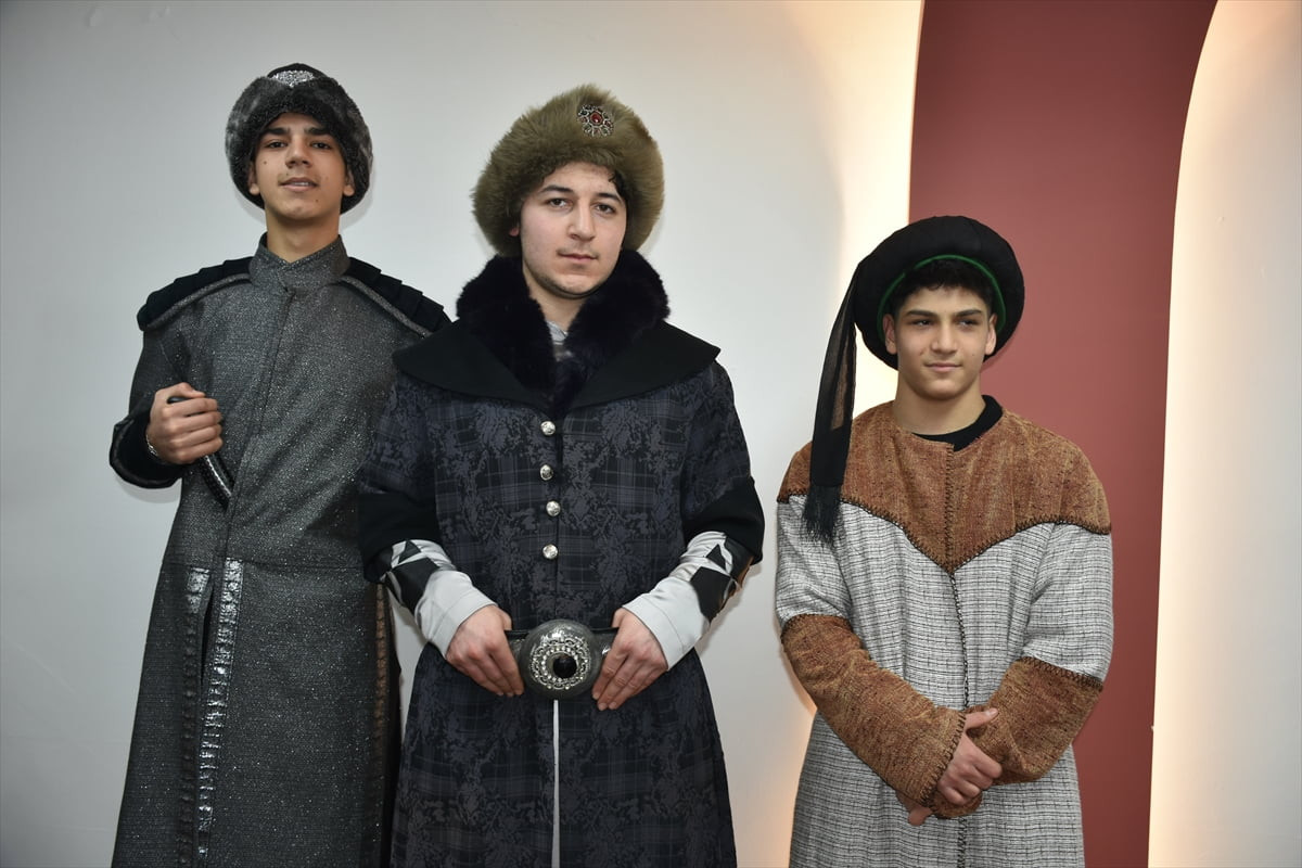 Konya'da Meram Mesleki Eğitim Merkezinde (MESEM) kurulan tiyatro grubunun öğrencileri, okul...