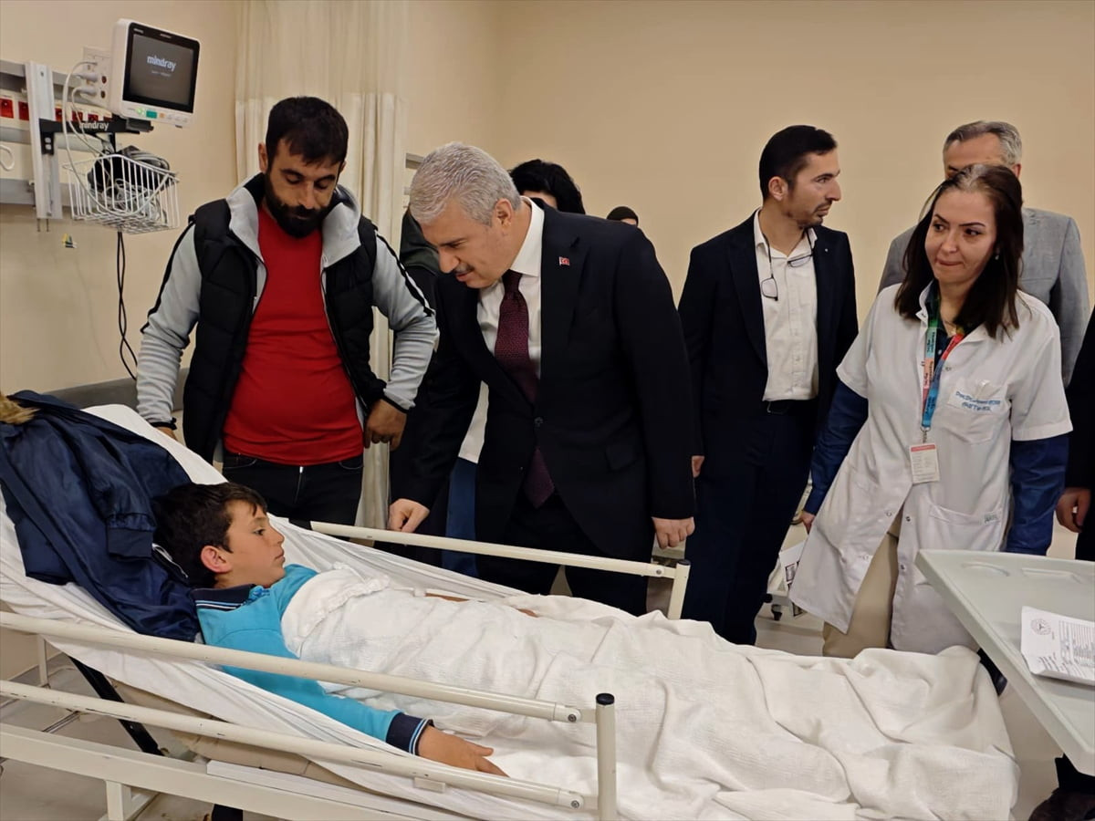 Konya'da öğrenci servisi ile belediye otobüsünün çarpışması sonucu 26 kişi hafif şekilde...