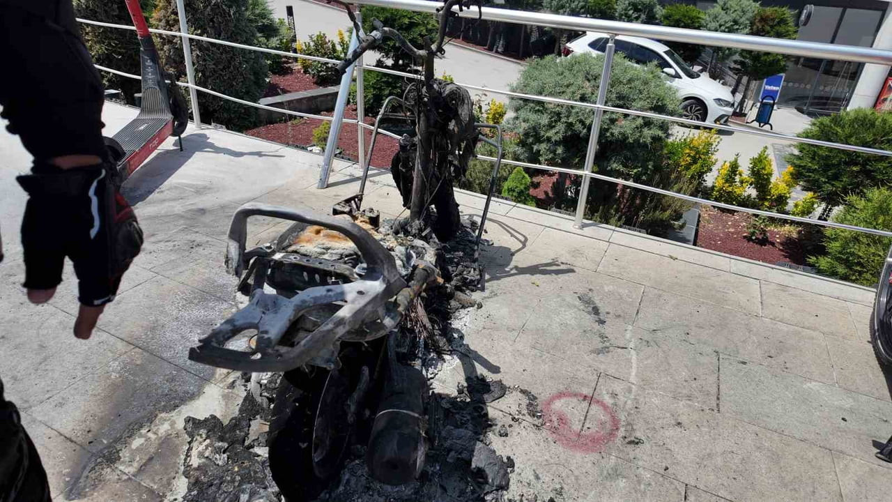 KONYA'DA PAKET SERVİSİNE ÇIKAN MOTOSİKLETLİ KURYE YANAN MOTOSİKLETE YANGIN SÖNDÜRME TÜPÜYLE...