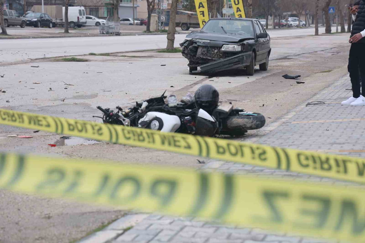 KONYA'DA RAMAZAN BAYRAMI GÜNÜ OTOMOBİLİN, MOTOSİKLETE ÇARPMASI SONUCU MEYDANA GELEN KAZADA AĞIR...