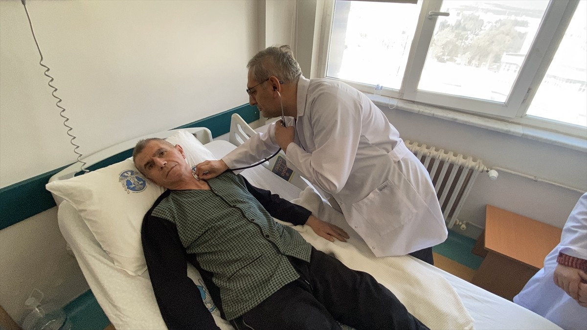 Konya'da şah damarında oluşan daralma ve baloncuk nedeniyle felç geçiren Ali Dolapcı, uygulanan...