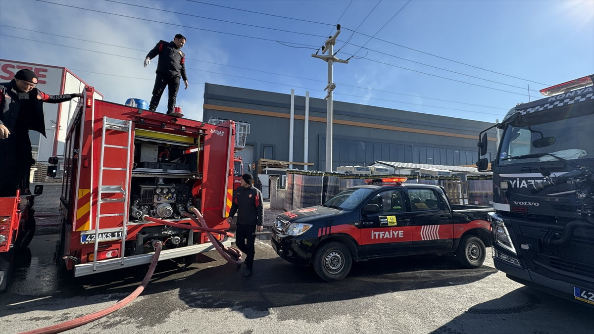 Konya'da sanayi sitesinde bulunan depoda çıkan yangın itfaiye ekiplerince söndürüldü.