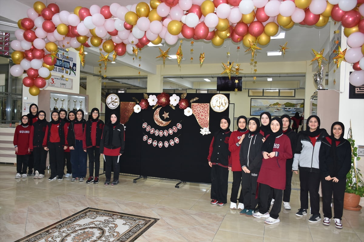 Konya'da Seyit Ulugülyağcı İmam Hatip Ortaokulunda okul girişi, koridor ve sınıflar, balonlarla ve...