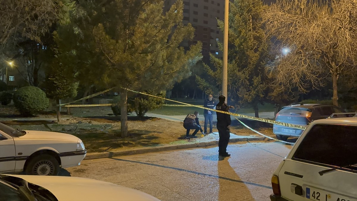 Konya'da silahlı ve bıçaklı kavgada 2 kişi yaralandı. Polis ekipleri, olay yerinde incelemede...