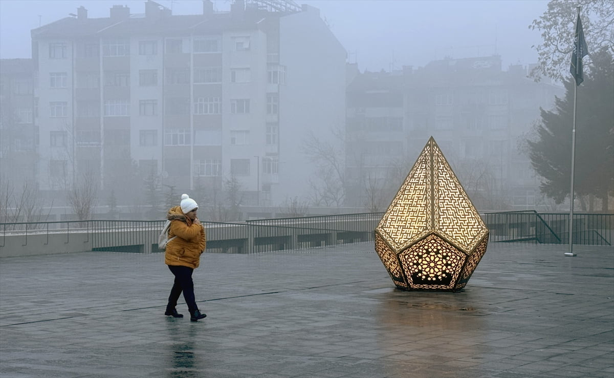 Konya'da sis nedeniyle görüş mesafesi yer yer 30 metrenin altına düştü.