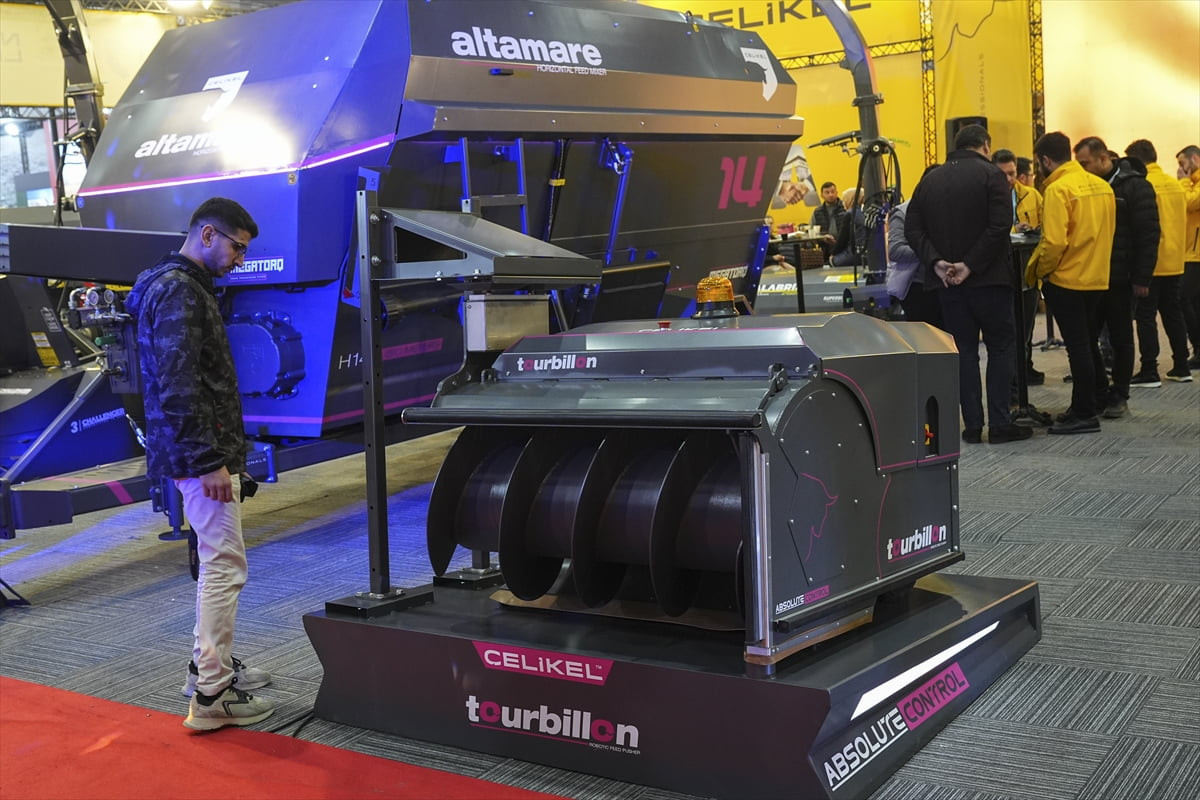 Konya'da tarım makineleri üretimi yapan bir firma, çiftliklerde iş gücü ve yem israfını azaltıp...