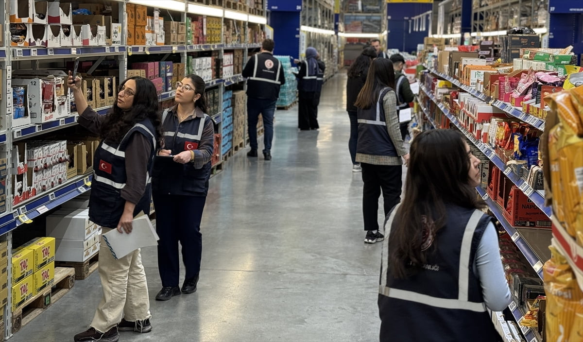 Konya'da Ticaret İl Müdürlüğü ekipleri, Ramazan Bayramı öncesi marketlerde fiyat ve etiket...