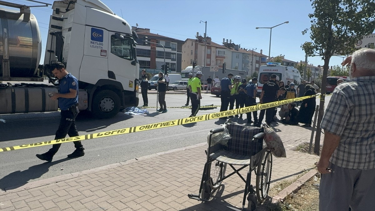 Konya'da tırın çarptığı kadın hayatını kaybetti, engelli kızı yaralandı. Olay yerine sağlık ve...