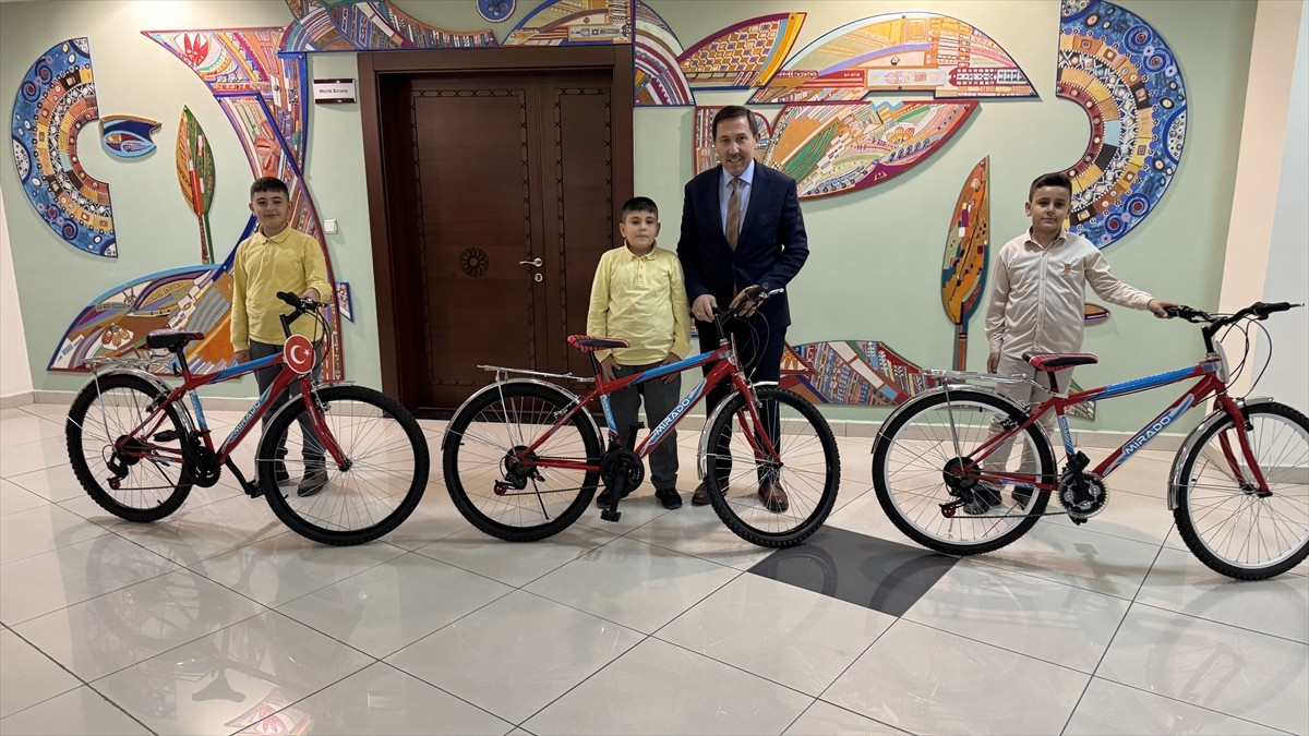 Konya'da tiyatro ekibiyle yaşadıkları diyalog sosyal medyada ilgi gören ortaokul öğrencilerine...