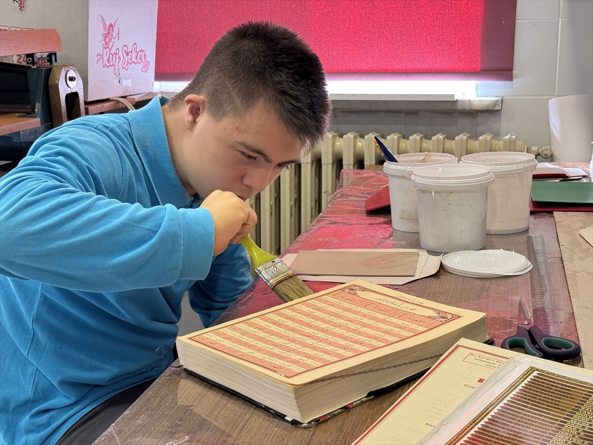 Konya'da yaşayan 16 yaşındaki down sendromlu Harun Efe Türk, hem Futsal Milli Takımı'nda...