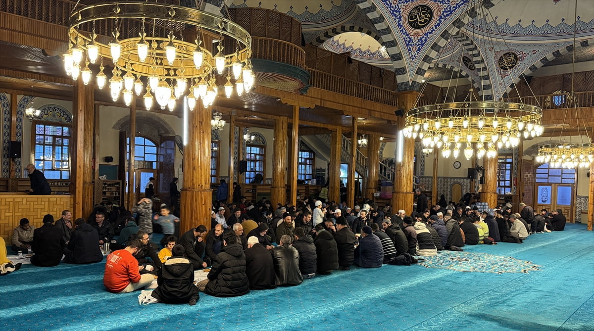 Konya'daki Kapu Camisi'nde yıllardır sürdürülen "Ümmet İftarı" geleneği her ramazan ayında...