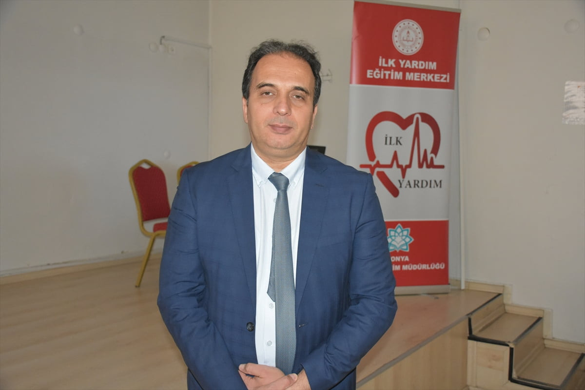 Konya'daki Selçuklu Bilim Sanat Merkezi'nde fizik öğretmeni olarak görev yapan Fikret Erdoğdu, bir...