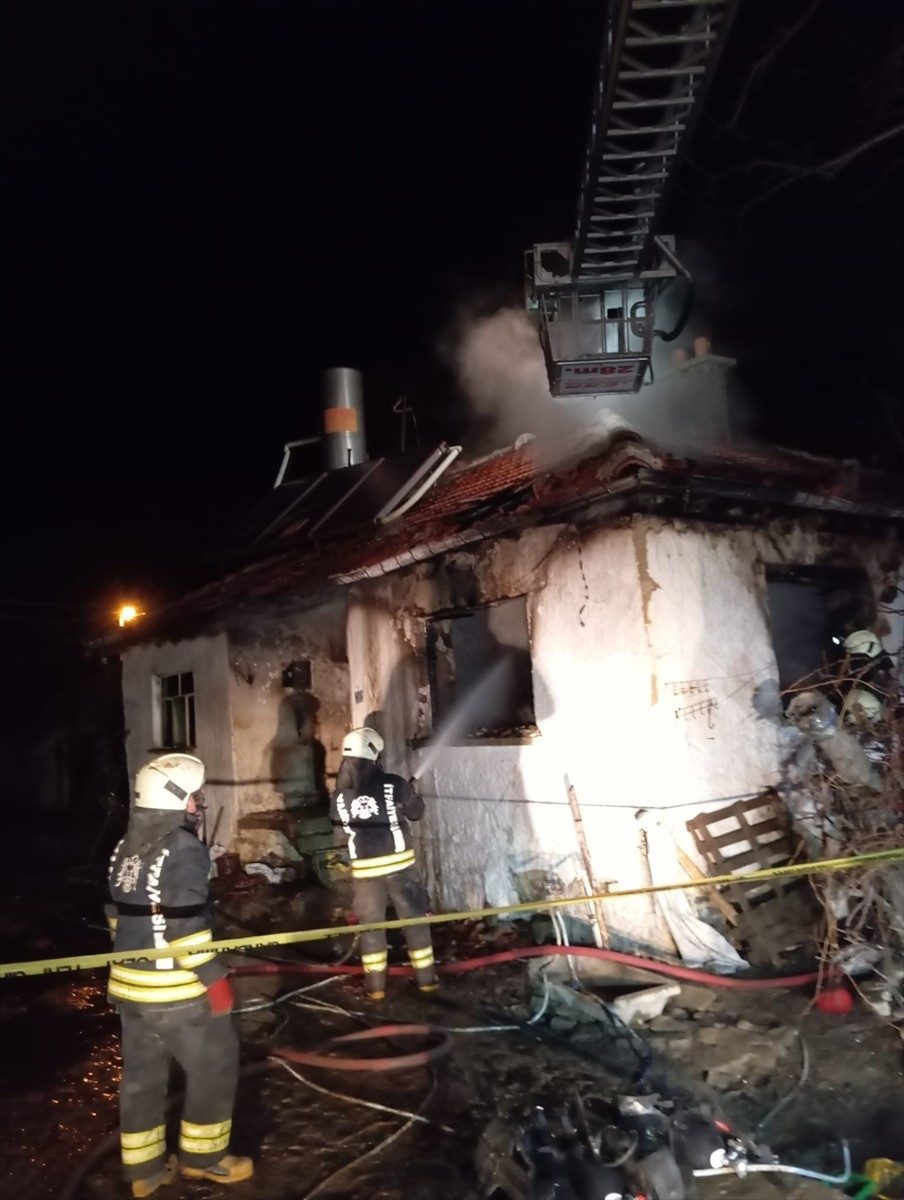 Konya'nın Akşehir ilçesinde bir evde çıkan yangında 1 kişi öldü, 1 kişi yaralandı.