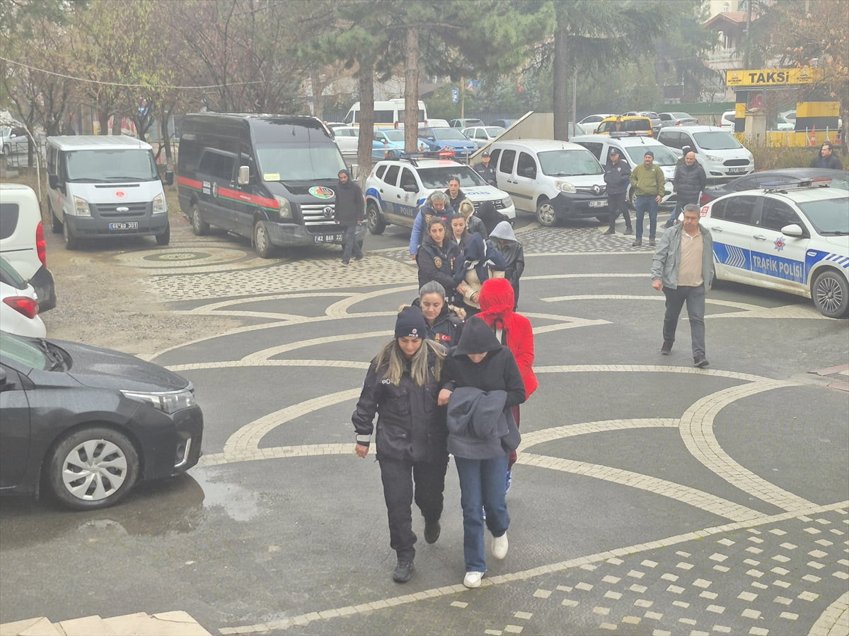 Konya'nın Akşehir ilçesinde düzenlenen fuhuş operasyonunda gözaltına alınan 7 şüpheliden 6'sı...